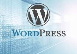 WordPress Logo vor hellen Hintergrund mit digitalen Zahlen.